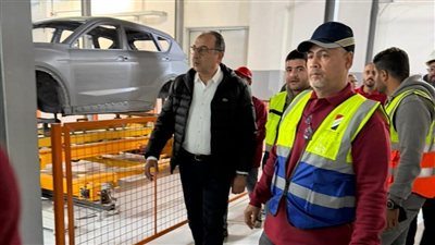 وزير قطاع الأعمال يتفقد مصانع شركة النصر للسيارات