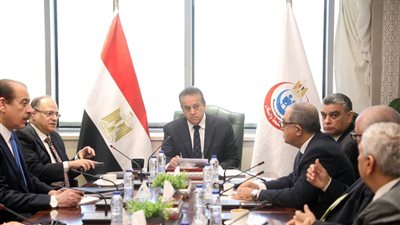 وزير الصحة يعقد اجتماعًا موسعًا لبحث دعم توطين الصناعات الدوائية