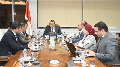 وزير الإسكان يتابع مع «الوطنية الطرق» ملفات العمل المشترك