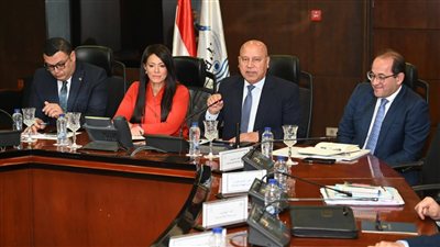 وزير «الصناعة» يبحث تعزيز وتطوير منظومة مرافق المناطق الصناعية بالمحافظات