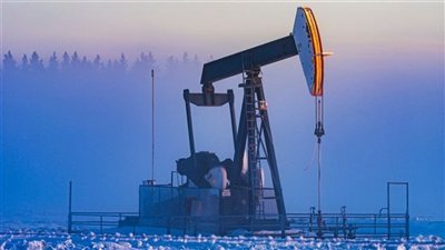 النفط يبدأ 2026 على تراجع مع ترقب اجتماع «أوبك+»