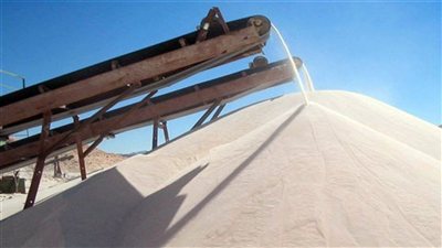 وزارة «الاستثمار» تسمح لمشروعات المناطق الحرة بتصدير خام الرمال البيضاء