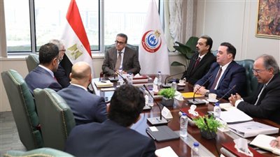 وزير «الصحة» يبحث مع «فيلبس» توطين صناعة أجهزة الأشعة في مصر