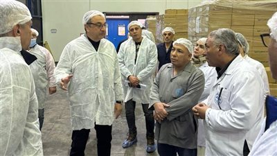 وزير «قطاع الأعمال» يتفقد مصانع «مصر للمستحضرات الطبية» بالقليوبية
