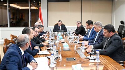 وزير «الإسكان» يوجه بوضع برنامج زمني لأعمال صيانة الطرق بمدينة الشروق