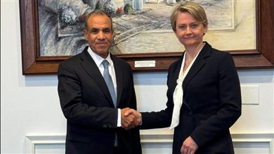وزير «الخارجية» يبحث مع نظيرته البريطانية دعم العلاقات الثنائية ومستجدات الأوضاع الإقليمية