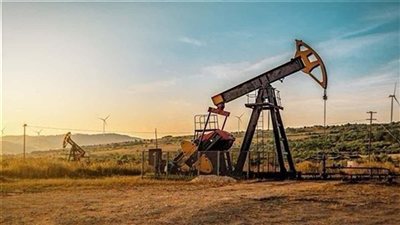 النفط يتراجع بعد إعلان ترامب رفع الرسوم الجمركية الأمريكية