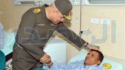 بالصور.. صدقي صبحي يطمئن على الحالة الصحية لمصابي القوات المسلحة