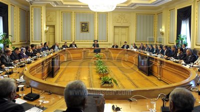 شريف إسماعيل يناقش برنامج الحكومة مع 