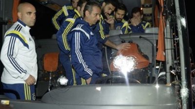 بالفيديو..هجوم مسلح على حافلة تقل فريق 