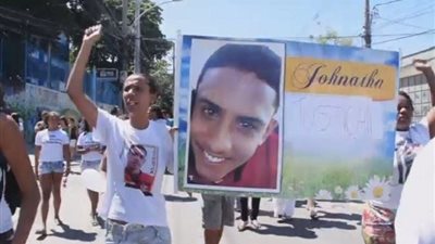 بالفيديو.. سكان الأحياء الفقيرة يحتجون على قسوة الشرطة 