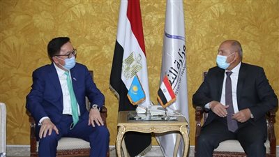 وزير النقل يبحث مع سفير كازاخستان سبل تعزيز التعاون في مجال السكك الحديدية