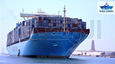 مميش: 56 سفينة تعبر قناة السويس بحمولة 3,3 مليون طن