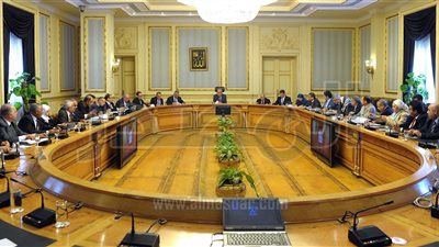 شريف إسماعيل يناقش برنامج الحكومة مع 