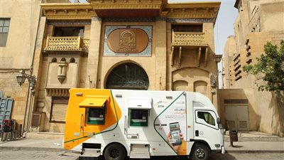 البنك الأهلي المصري يطلق سيارات صراف آلي متنقلة بشارع المعز 