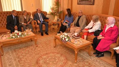 قناة السويس : عبور 140 سفينة  بحمولات 8,4 مليون طن خلال 3 أيام 