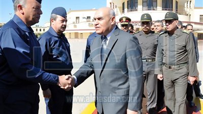 بالصور ..وزير 