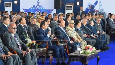 السيسي يفتتح مينائي سفاجا وأرقين ويرفع علم مصر على الميسترال