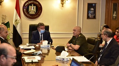 وزير قطاع الأعمال يستعرض موقف تطوير 3 محالج قطن بالشرقية والغربية والبحيرة