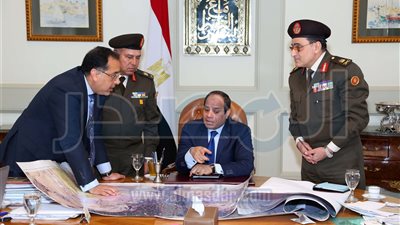 السيسي يستعرض مع 