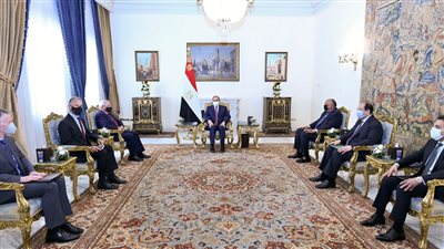 السيسي يستقبل رئيس لجنة العلاقات الخارجية بمجلس الشيوخ الأمريكي