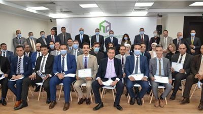 «التعمير والإسكان» يحتفل بتخرج موظفيه الحاصلين على شهادة الائتمان والمخاطر