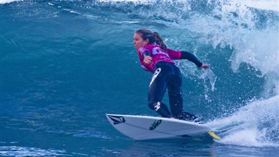 بالفيديو.. طفلة تتحدى إعاقتها وتمارس رياضة ركوب الأمواج