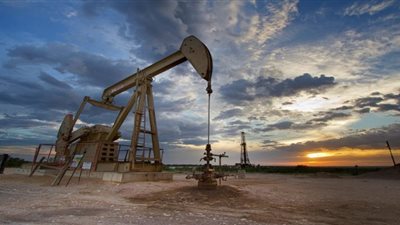 النفط يهبط لـ 73 دولارًا للبرميل بفعل وفرة الإمدادات