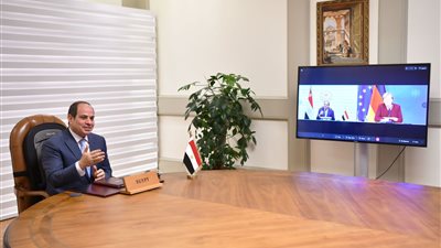 السيسي يبحث مع ميركل سبل تعزيز التعاون الثنائي في جميع المجالات
