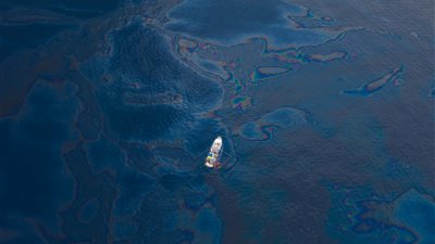 بالفيديو..شبكة لازالة النفط المتسرب في البحار