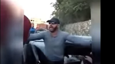 أحمد السقا ينقذ مواطنة بعد انقلاب سيارتها على الطريق السريع (فيديو)