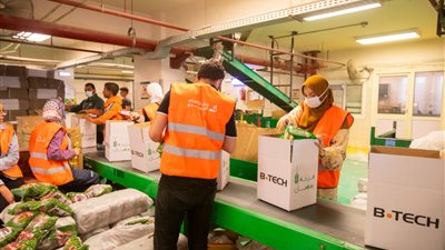 «بي تك» تقدم 10 آلاف كرتونة رمضان بالتعاون مع بنك الطعام