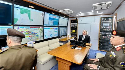 السيسي يتفقد مركز التحكم والمتابعة للشبكة الوطنية للطوارئ والسلامة العامة