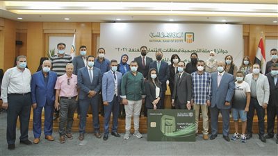 البنك الأهلي يسلم الجوائز للفائزين في الحملة الترويجية لبطاقات الائتمان