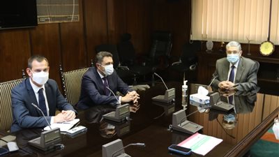وزير الكهرباء يتابع مع «شنايدر إلكتريك» أعمال تطوير مراكز التحكم