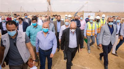وزير النقل يتفقد أعمال تطوير ميناء العين السخنة