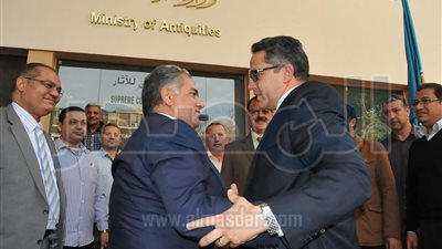 بالصور..  خالد العناني يصل إلى مقر وزارة الآثار بالزمالك 
