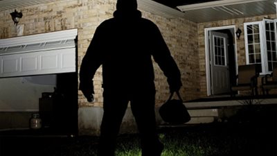 بالفيديو ..لصوص ينهبون أكثر من 60 صندوق مجوهرات