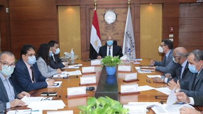 وزير النقل يبحث سرعة توقيع عقد تمويل مشروع تحديث نظم الإشارات