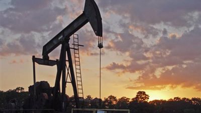 أسعار النفط تهبط 4% بعد قفزة في المخزونات الأمريكية
