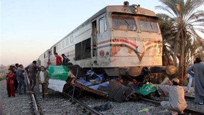 قطار يصطدم بسيارة اقتحمت مزلقانا بخط القاهرة - أسوان