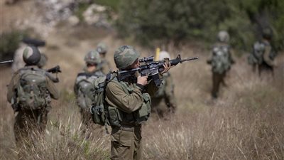 بالفيديو.. فلسطيني يطعن جنديين إسرائيليين بسكين قبل أن يُقتل