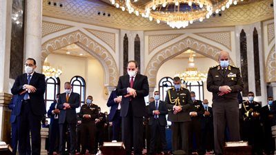 السيسى يؤدى صلاة الجمعة بمسجد المشير.. ويلتقى قادة القوات المسلحة