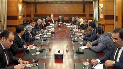 شريف إسماعيل يستعرض برنامج الحكومة مع 