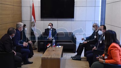رئيس الوزراء يلتقي وفدا من ممثلي الجامعة الفرنسية بمصر