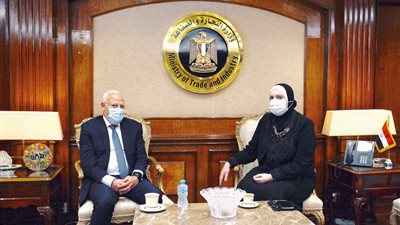 وزيرة التجارة تبحث مع محافظ بورسعيد سبل تعزيز الاستثمار الصناعى