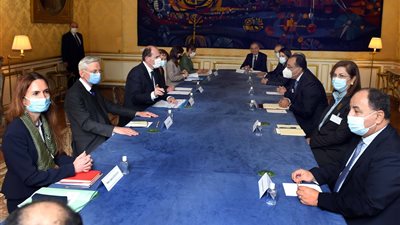 مدبولى يطلب تشجيع الشركات الفرنسية على الاستثمار فى برنامج لتصنيع السيارات الكهربائية 