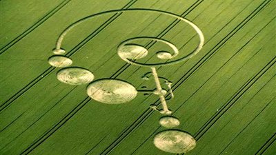 بالفيديو.. أشكال غامضة تظهر مجدداً في الحقول الزراعية بإنجلترا