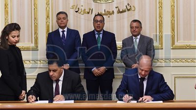 توقيع عقد توريد ماكينة حديثة لقياس حالة السكك الحديدية