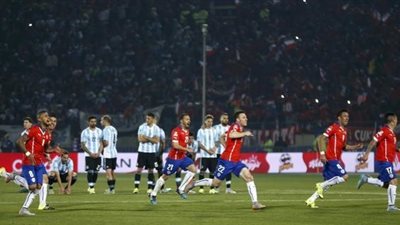 تشيلي تهزم الأرجنتين بركلات الترجيح وتتوج بكأس 